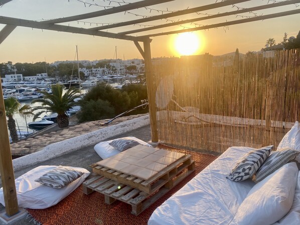 A terrace with a view of a marina and sunset. - House for 8 people (4 bedrooms) with swimming pool and superb view of the marina (Cala d'Or)
