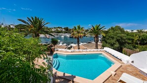 A swimming pool with a view of a marina and boats. - House for 8 people (4 bedrooms) with swimming pool and superb view of the marina (Cala d'Or)