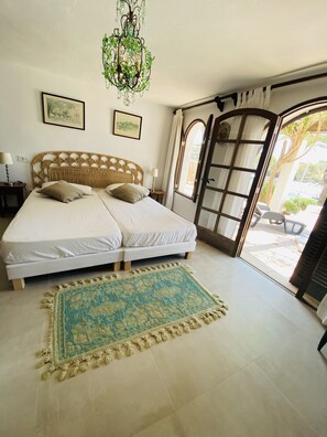 4 camere, una cassaforte in camera, una scrivania, ferro/asse da stiro