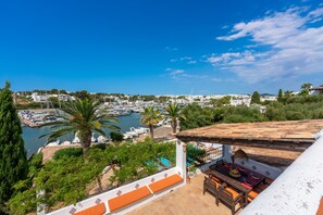 Outdoor dining - House for 8 people (4 bedrooms) with swimming pool and superb view of the marina (Cala d'Or)