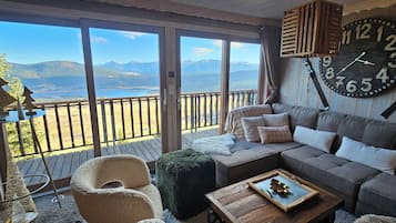 Een televisie, een open haard en boeken