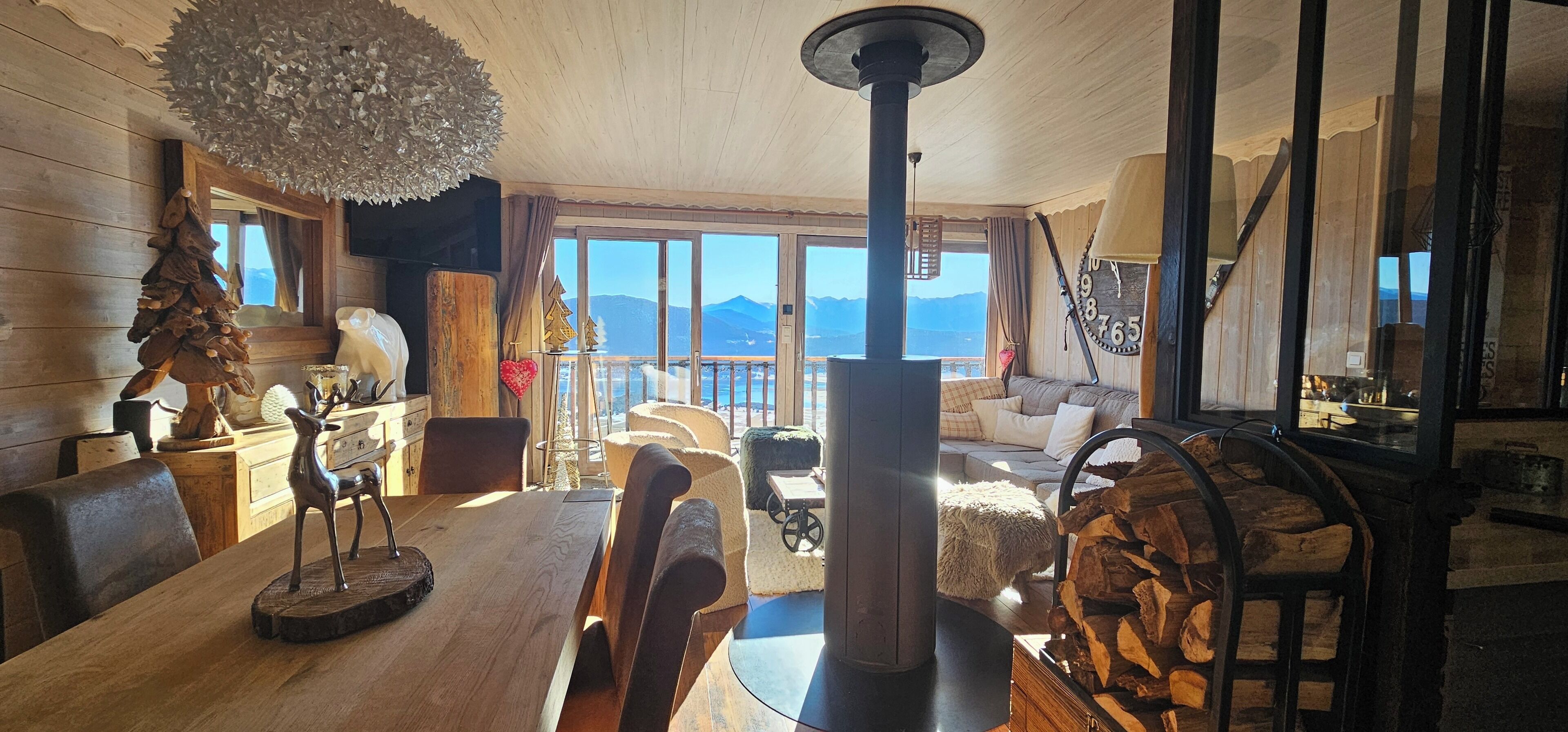 Télévision, cheminée, livres