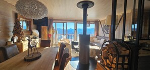 Télévision, cheminée, livres