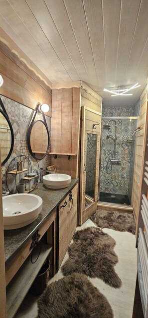 Douche, sèche-cheveux, papier toilette