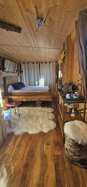 4 bedrooms, in-room safe, iron/ironing board, travel cot