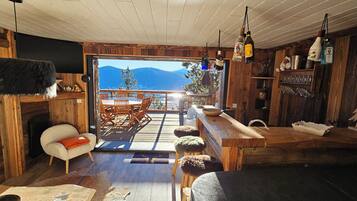 Een televisie, een open haard en boeken