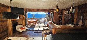 Télévision, cheminée, livres