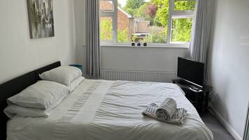 2 bedrooms, desk, iron/ironing board, free WiFi