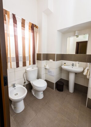 Asciugacapelli, accappatoio, pantofole, asciugamani