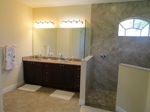 Casa, 4 habitaciones, piscina privada, vistas al canal | Baño | Bañera y ducha independientes, secador de pelo y toallas
