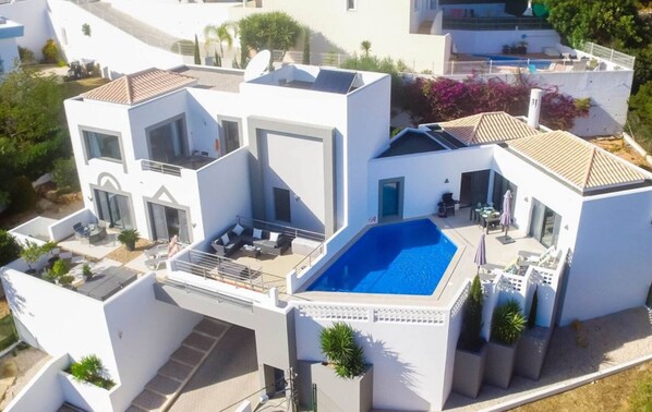Exterior - Amazing 2 bed villa, private pool, close to beach/restaurants/bars/golf/tennis (Carvoeiro)