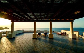Terrace/patio - Apartment with the exclusive panoramic terrace overlooking the sea, harbor, Aeolian Islands (Scafa)