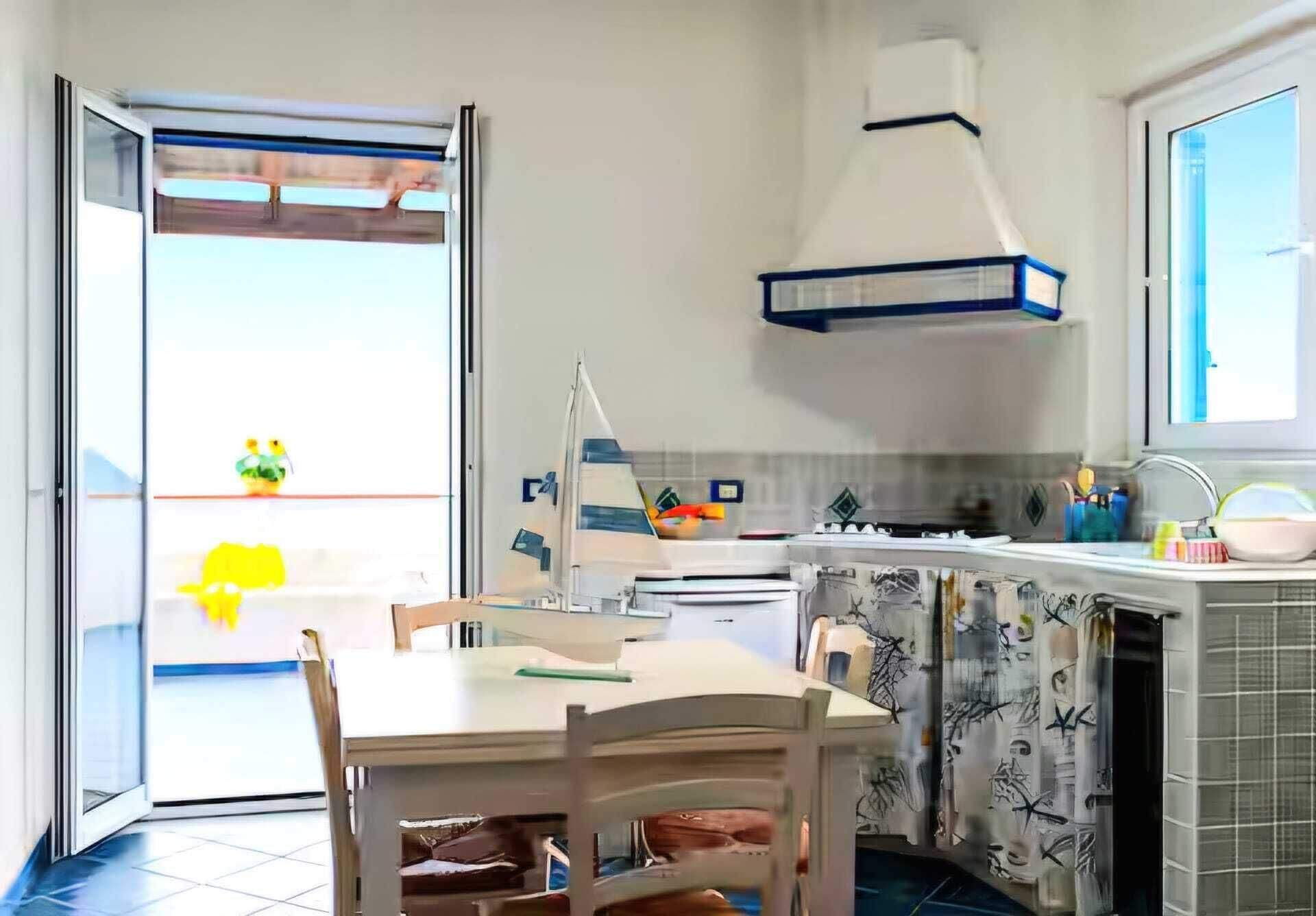 Kjøleskap, ovn, kokeplater og kaffetrakter/tekoker