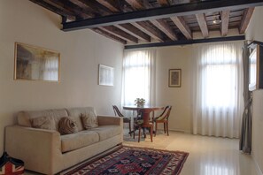 TV, books - Charming apartment 200 meters from Piazza San Marco Grecale (Venezia)