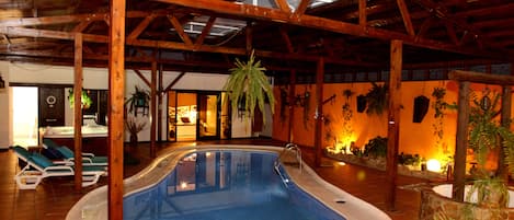 Een binnenzwembad, een verwarmd zwembad