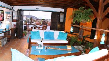 Een smart-tv en een open haard