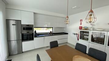 Frigorífico, microondas, horno y placa de cocina