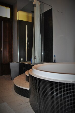 Combined shower/tub, jetted tub, hair dryer, slippers - Casa Rattazzi, elegant apartment in the heart of the city (torino)
