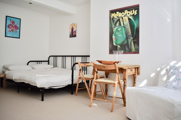 1 bedroom, iron/ironing board, travel cot, Internet