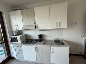 Kühlschrank, Herdplatte, Wasserkocher mit Kaffee-/Teezubehör, Toaster