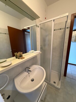 Douche, serviettes fournies
