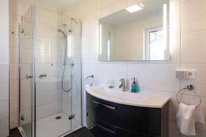Dusche, Haartrockner, Handtücher, Seife