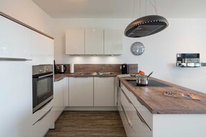 Geladeira, micro-ondas, fogão, lava-louças