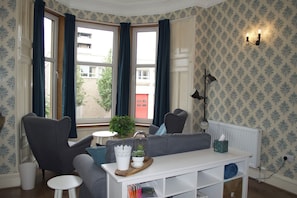 TV, books - Bright, spacious Edinburgh City Centre Apartment (Edinburgh)