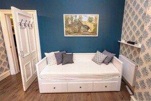 3 bedrooms, iron/ironing board, travel cot, Internet