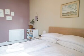 3 bedrooms, iron/ironing board, travel cot, Internet - Bright, spacious Edinburgh City Centre Apartment (Edinburgh)