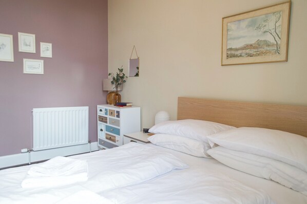 3 bedrooms, iron/ironing board, travel cot, Internet - Bright, spacious Edinburgh City Centre Apartment (Edinburgh)