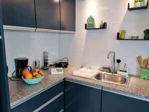 Frigorifero, microonde, forno, piano cottura