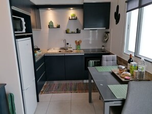 Réfrigérateur, four à micro-ondes, un four, surface de cuisson