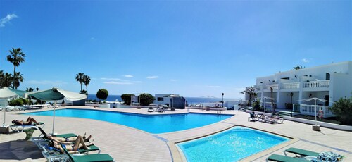 Totaly remontoitu asunto edessä uima-allas, WiFi