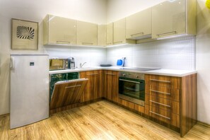 Jääkaappi, mikroaaltouuni, uuni, liesi