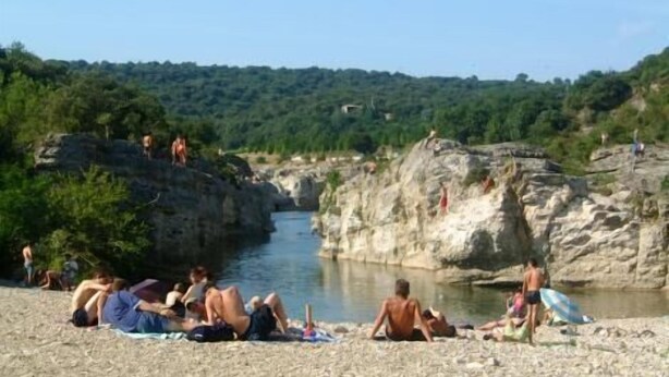Unclassified image, 1 of 21, button - House with large swimming pool and enclosed garden, on the river bank with direct access (La Roque-Sur-Cèze, Saint-Michel-d'Euzet)