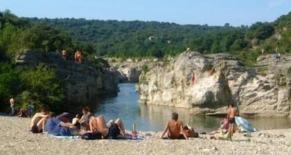 Maison avec grande piscine et jardin clĂŽturer, en bord de riviĂšre accĂšs direct