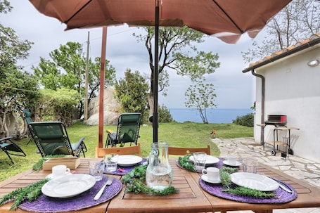 Outdoor dining. Cosy farmhouse in breathtaking surroundings - Casa La Capraia