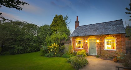 LA VIEILLE MAISON SCOLAIRE, ASCOT, BERKSHIRE