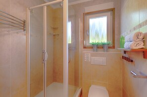 Een douche, handdoeken