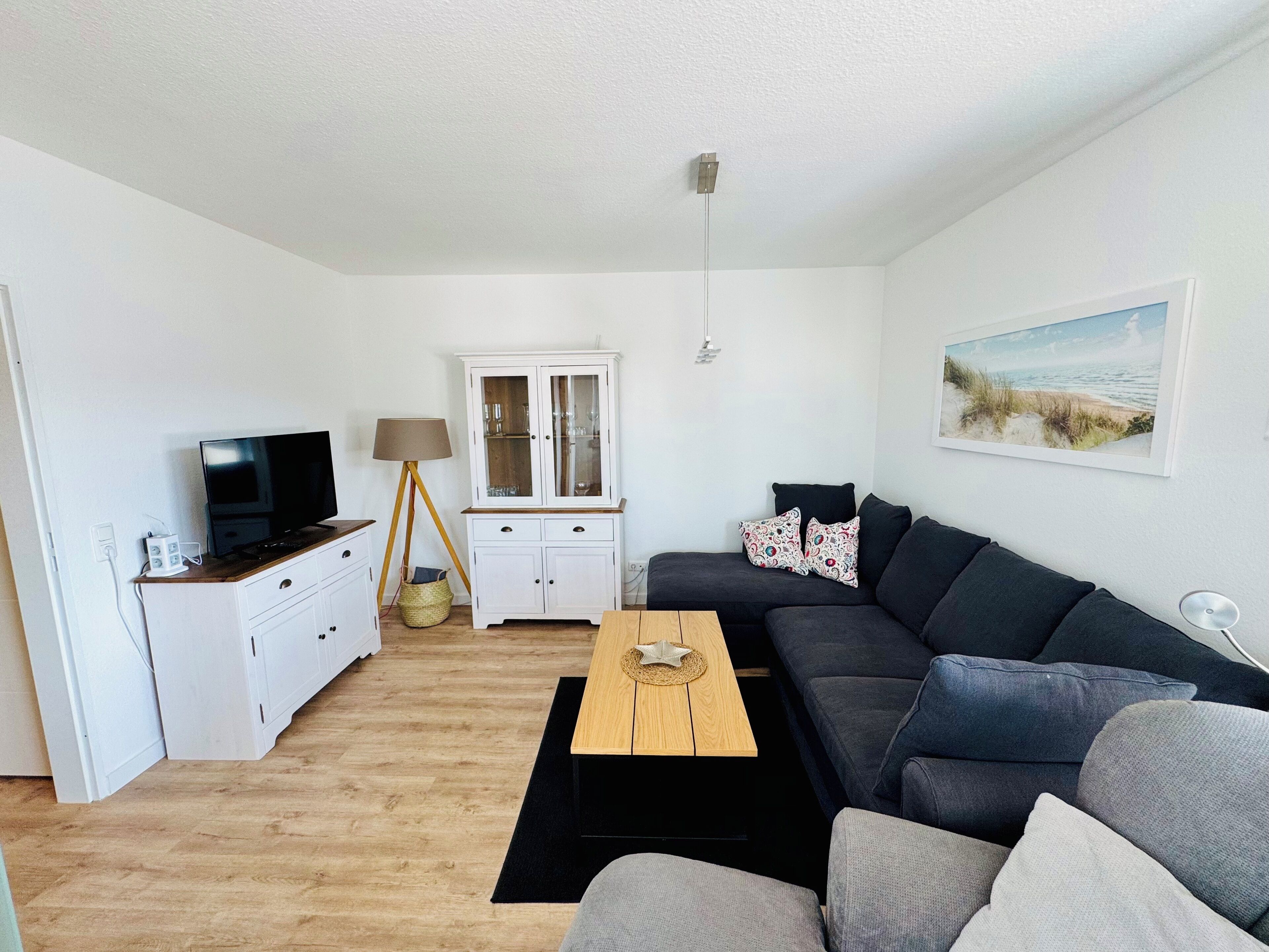 Fernseher, DVD-Player, Tischtennisplatte, Bücher