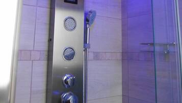 Combined shower/bathtub, hair dryer, bidet, towels