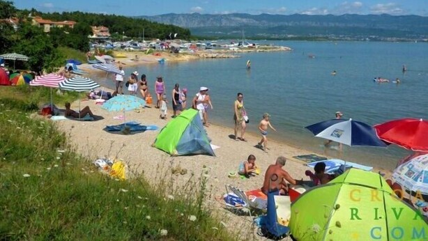 A beach with tents, umbrellas, and people enjoying the water. - 4 star romantic villa, just a minute walk to the beach, heated pool. (Cizici)