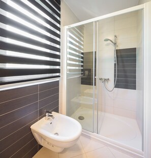 Een douche, een haardroger, een bidet, handdoeken
