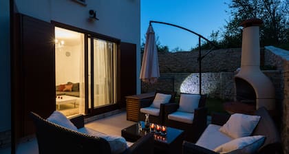 Villa romántica de 4 estrellas, a solo un minuto a pie de la playa, piscina climatizada.