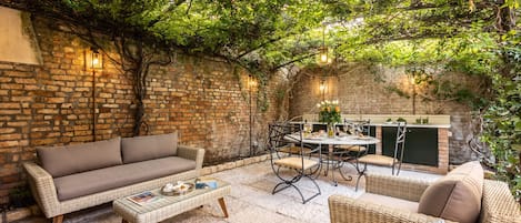 تناول الطعام بالخارج