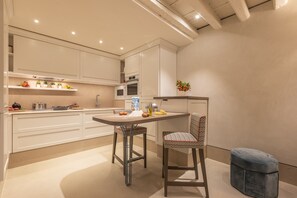Refrigerador, microondas, horno, lavavajillas