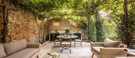 屋外ダイニングエリア