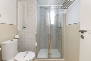 Dusche, kostenlose Toilettenartikel, Haartrockner, Handtücher