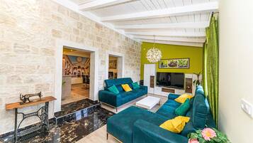 Télévision, baby-foot, chaßne hi-fi